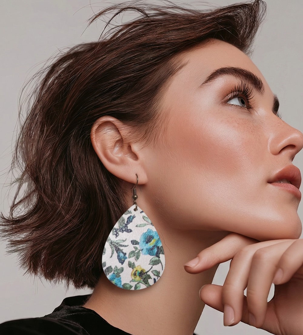 Boucles d’oreilles Femmes de pilotes en simili cuir, motif floral bleu et vert, légères et artisanales.