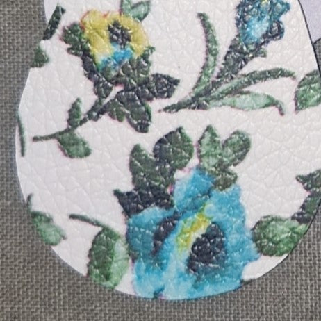 Boucles d’oreilles Femmes de pilotes en simili cuir, motif floral bleu et vert, légères et artisanales.