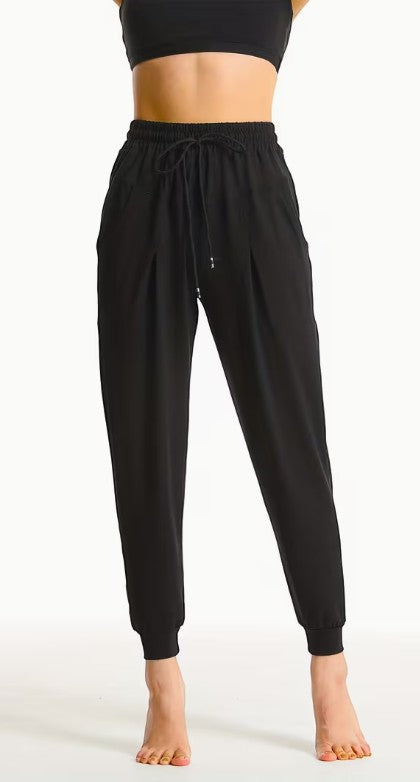 Femmes de pilotes Jogging Soft noir en matière douce et fluide, coupe moderne avec cordon de serrage.