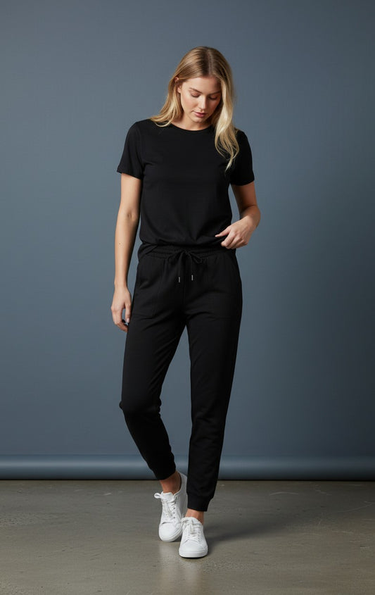 Femmes de pilotes Jogging Soft noir en matière douce et fluide, coupe moderne avec cordon de serrage et poches.