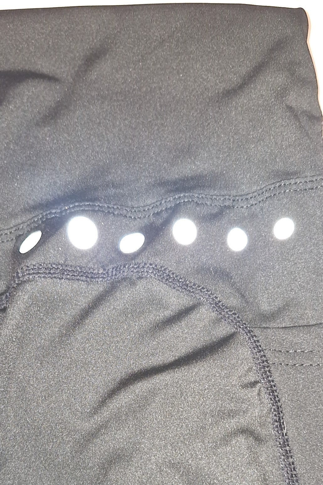 Femmes de pilotes pantalon de sport noir taille haute avec détails réfléchissants et coutures contrastantes.