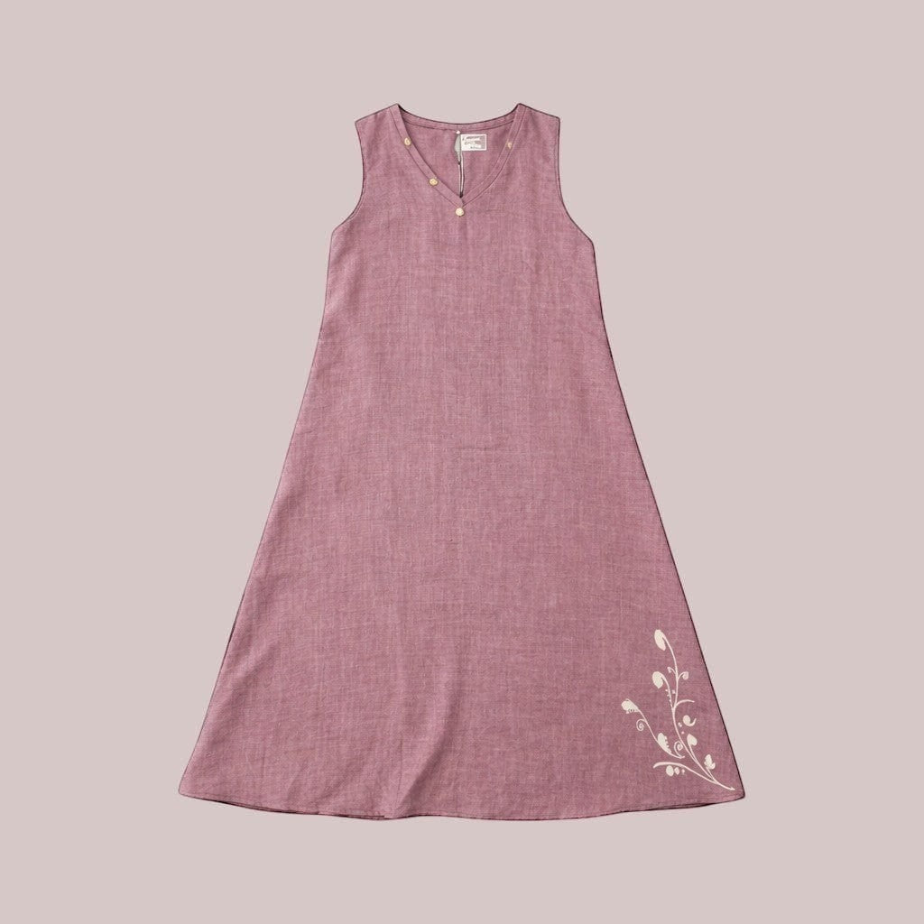 Femmes de pilotes robe longue rose sans manches en lin avec broderie florale discrète sur le bas, col en V et boutons nacrés.