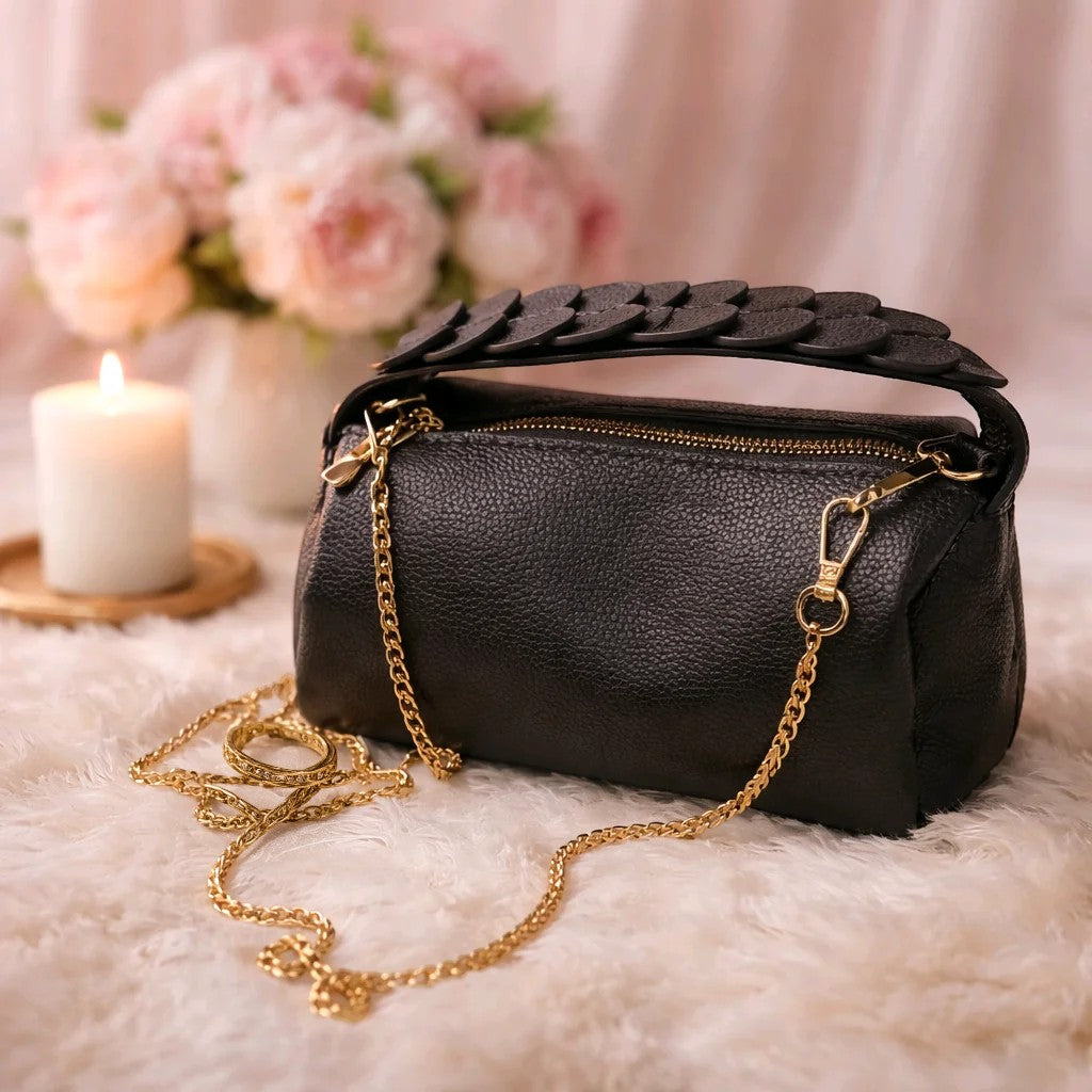 Femmes de pilotes Sac Pétale noir en cuir fait main avec lanière sculptée et chaîne dorée. Pièce unique.