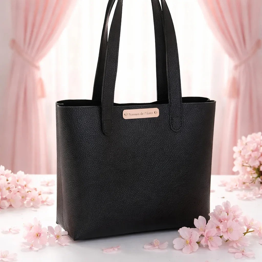 Sac shopper structuré en cuir noir Femmes de Pilotes, fait main, modèle unique, avec détails de couture et plaque logo.